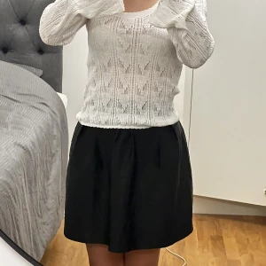 Svart kjol  - Finare och ”lyxigare” kjol som formar kroppen fint! Från märket bebe. Använd vid endast ett tillfälle och därmed i nyskick❤️