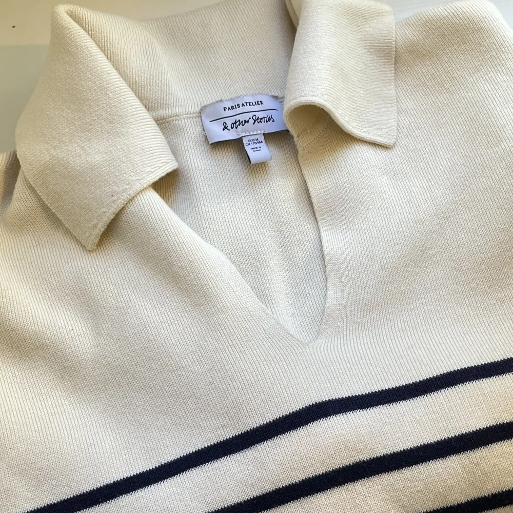 Perfekta randiga tröjan! Finns i butik nu för 700 kronor 💘. Tröjor & Koftor.