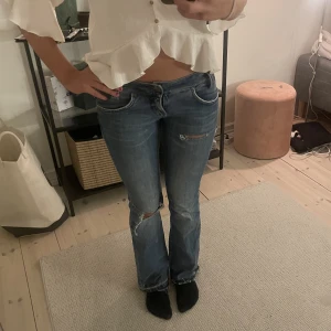 Lågmidjade jeans med hål - Så snygga❤️  Midjemått: 78cm Innerbenslängd: 82cm 