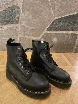 Skor - Säljer mina Dr. Martens skor i storlek 39. Dom är i jätte bra skick, endast använda max 3 gånger så som nya.