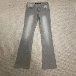 Lågmidjade bootcut jeans  - Så snygga grå jeans ❤️tyvärr försmå för mig   Midjemått: 76cm Innerbenslängd: 80cm 