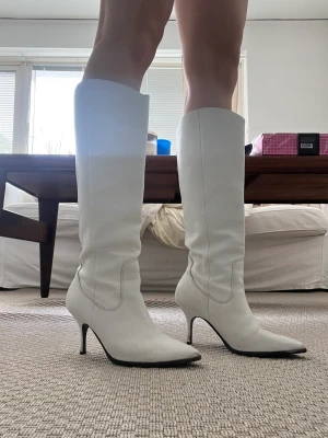 Vita stövlar  - Vita läderstövlar. Nypris ca 2000