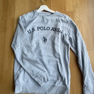 Us Polo Assn Crewneck - Ljusblå crewnecl || Storlek S