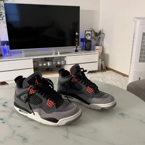 Jordan 4 Infrared - Säljer nu mina Jordan 4s infrared då jag knappt använder de längre, trodde inte jag skulle sälja de så har varken kvitto eller låda kvar