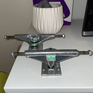 skateboard Truckar - Säljer Mina okörda venture high 5.2 polished 