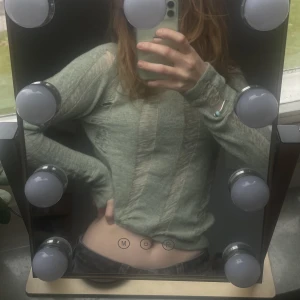 Långärmad ljusgrön tröja - Säljer denna supermysiga långärmade pastellgröna tröjan frn märket Cider. Perfekt till hösten!!