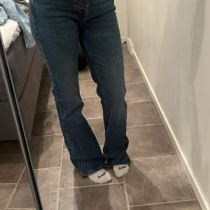 Blåa jeans från bikbok, använda Max 5 gånger, i nytt skick. Skriv för fler bilder