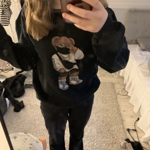 Fashion Bear sweatshirt  - Säljer min Fashion Bear tröja eftersom att jag inte använder den längre💖 Den är i bra skick🩷 Jag köpte den för 400 och den är i storlek S🌟 Pris kan diskuteras🌸