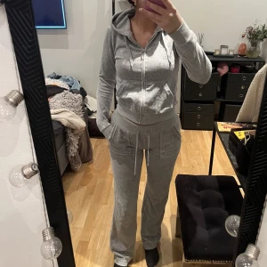 juicy couture set - juicy couture set i grå som ej används längre💕