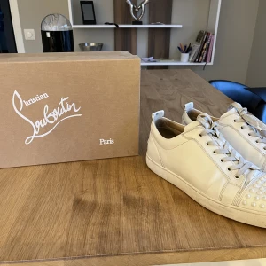 Christian Louboutins  - Säljer dessa extremt eftertraktade vita  loubsen  Bra skick  bara extrem smutsiga men rengöring görs innan affär  Storlek 43/5 passar 44  Skick 8/10  Box dustbag tillkommer  !!!! Självklart är varan äkta !!! Vid minstal lilla fundering kom pm !!