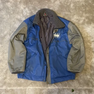 Vintage/retro jacka - Super varm arbetsjacka. Lite fläckar men inget som märks när man har på sig. Fint skick, inga spruckna sömmar osv.
