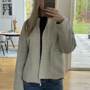 Jacka  - Jacka från sinsay i storlek L, känns som en s/m  använt fåtal gånger och är i bra skick❤️ 