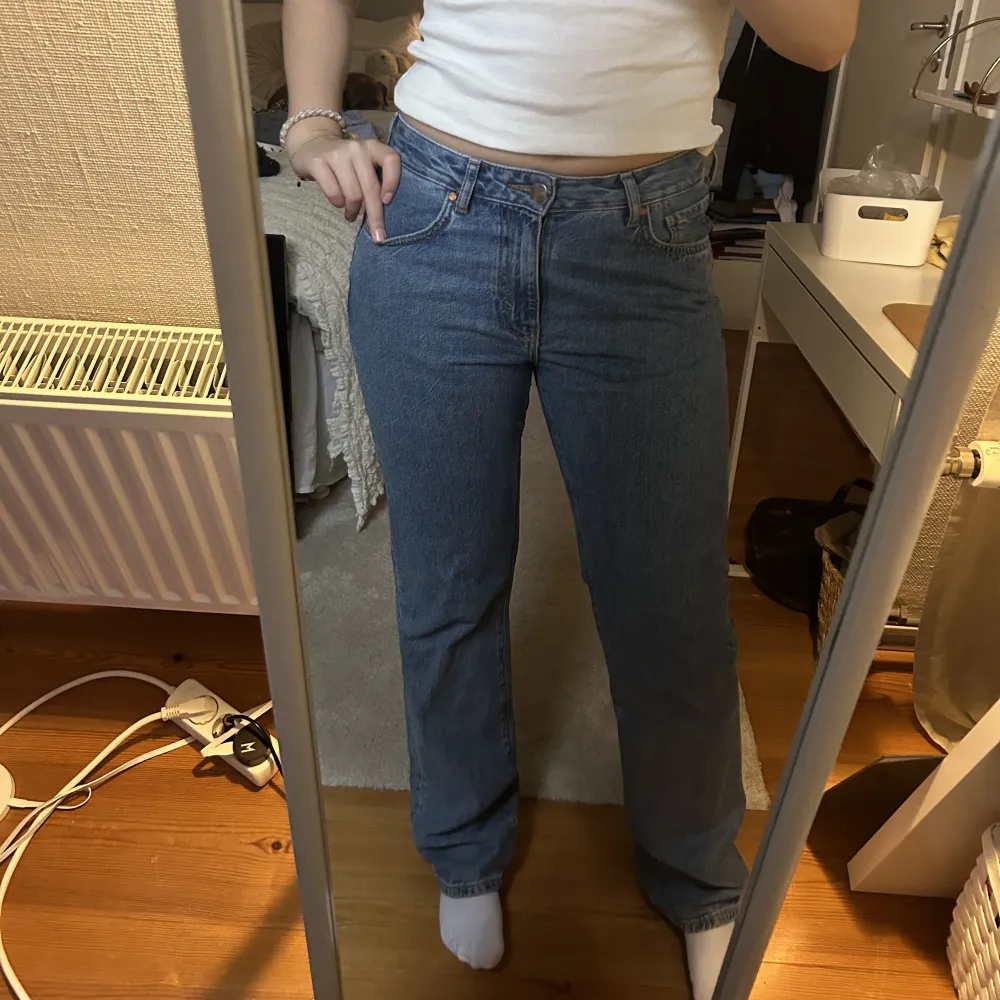 Low straight jeans från bikbok. Skulle säga att det är mer midwaist. Skriv om du har frågor eller funderingar!💕. Jeans & Byxor.