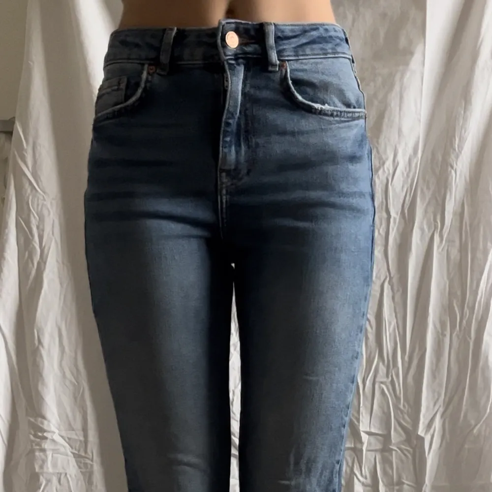 Fina jeans från gina tricot som är lite korta på mig som är 165cm, därav säljer jag dem. Köpta för några år sedan och sparsamt använda. Dem är i bra skick och har en snygg färg☺️. Jeans & Byxor.