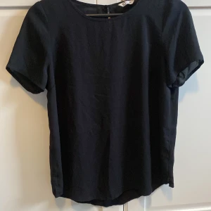 T-shirt  - T-shirt från Cubus i viskos. Väldigt fint skick