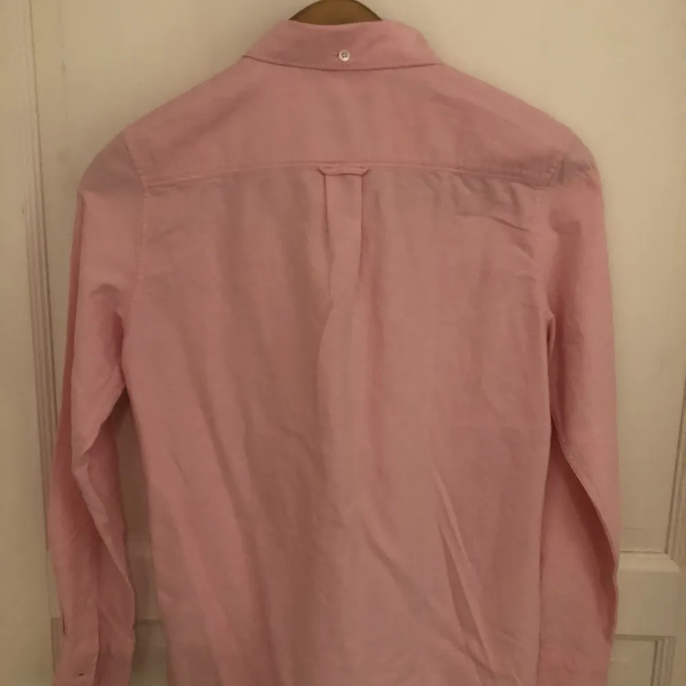 Sprillans ny gant skjorta med lapparna kvar, även liten i storlek. Priset kan diskuteras.  Ny pris: 599kr  Mitt pris: 299kr. Skjortor.