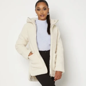 Teddy Jacka - Säljer denna perfekta vinter jackan i vitt. Fluffig på utsidan och är storlek XS.  Nypris: 479kr