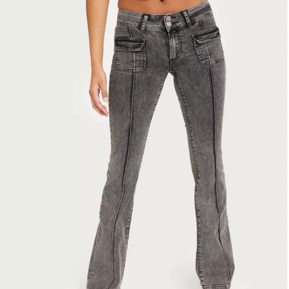 Low waist jeans från Nelly. Helt nya lappen sitter kvar, aldrig använt pga för stora. Nypris 699kr. Jeans & Byxor.