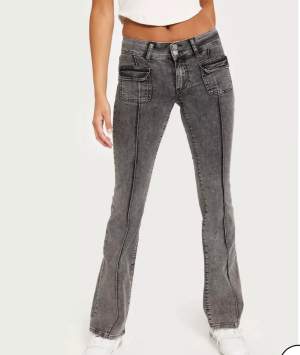 Low waist jeans från Nelly. Helt nya lappen sitter kvar, aldrig använt pga för stora. Nypris 699kr