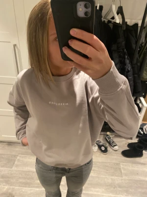 Sweatshirt missguided  - En sweatshirt från missguided