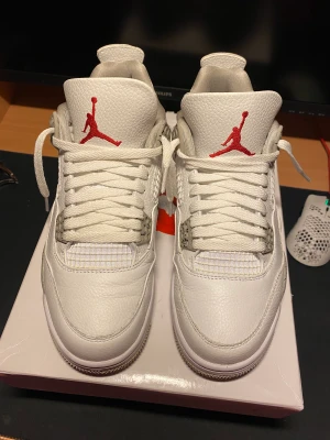 Jordan 4 white oreo - Vill sälja skorna pågrund av att jag inte använder det  Haft det på mig 5 gånger sen dess har det bara stått  Inga fel på skorna förutom att botten är smutsig och man får crease skydd också