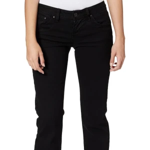 Crocker svarta lågmidjade bootcut jeans  - Säljer dessa lågmidjade svarta bootcut jeansen från Crocker då de tyvärr är för små, men i bra skick. De köptes för 999kr. (OBS. Två första bilderna är INTE dessa jeans, utan ett annat märke med liknande modell). Skriv vid frågor. Stl w25 l31.