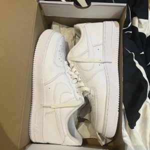 Air force 1 oanvända  - Helt oanvända air force 1 storlek 42 EU/7,5 UK. Boxen fås med, skorna är köpa på Nikes oficiella hemsida. Skriv vid fundering osv.