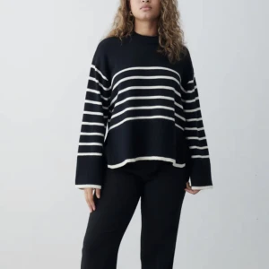 Randig stickad tröja  - Intressekoll på min randiga stickade tröja fån Gina tricot i storlek xs. Använd fåtal gånger och har inga defekter. Köparen står för frakten, inga returer 🥰