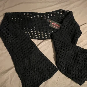 Knitted long sleeve crop top - Skönt material, aldrig använd och har lappen på. Stolek M/L