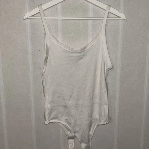 Body  - Vit body. Har inga fläckar. 