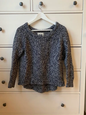 Acne Ruth Twist  - Stickad tröja från Acne, sparsamt använd. 100% ull. Blå/svart. Storlek S 