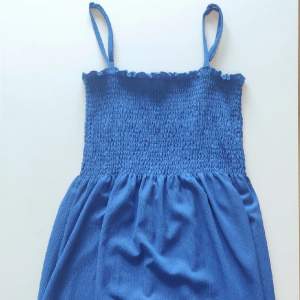 Medellång klänning i jättefin blå färg. Köpt second hand men i väldigt fint skick o säljer nu för att jag inte får användning av den. Bara att skriva vid frågor eller funderingar!💗