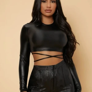 Svart croptop - Skitsnygg topp som inte kommit till användning! Skönare än vad man tror. Storlek L men passar M. 50kr + frakt❤️