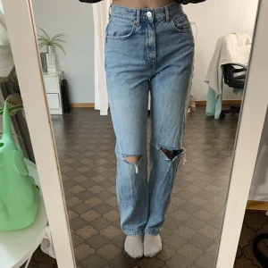 Blåa jeans - Blåa ripped jeans från GinaTricot! Knappt använda🫶