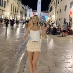 En mini kjol - Perfekt fest mini kjol i den finaste färgen.  