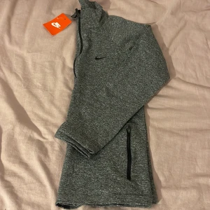 Tränings kofta - Träningsjacka Alldrig använd. Storlek Xl men sitter ganska litet så skulle säga närmast storlek M
