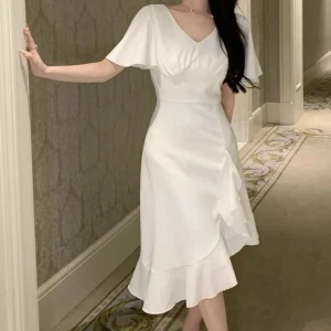 Vit klänning  - Klänningen är oanvänd och är i storlek 40 men hade även passar en 38a också.