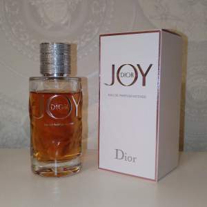 Dior Joy Intense 90 ml, syns på bilden hur mycket som är kvar. Helt underbar doft men jag har för stor samling och hinner inte använda alla 😊