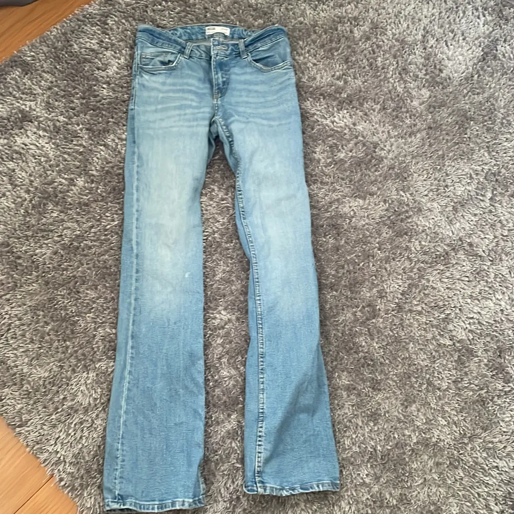 Low waist jeans från bershka. Finns inte att köpa längre! Köpte för halvår sen men ej använt så många ggr. 359kr nypris.💕. Jeans & Byxor.
