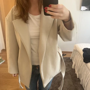 Beige kappa  - Beige kappa (är ganska tunn) som inte kommer till användning längre, den är one sized passar mig som är en s 