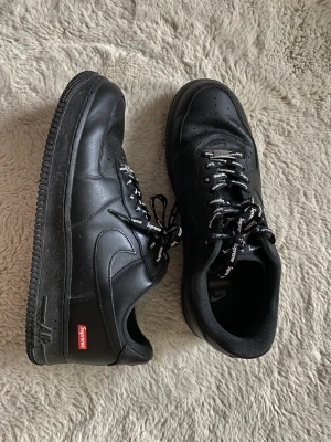 Nike Air Force 1 Low Supreme  - CU9225-001 Äkta Säljas utan kartonglådor Nypris ca 3000sek Storlek 44.5