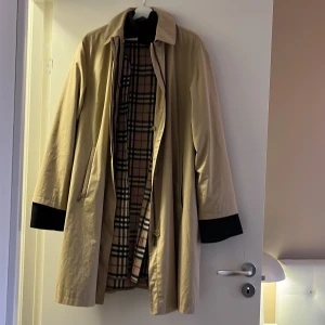 Vintage Burberry - Klassisk vintage Burberry, den är fodrad och fodret kan tas ut. Den passar en storlek L. Är min farmors gamla men storleken passar mig inte. Väldigt bra skick 