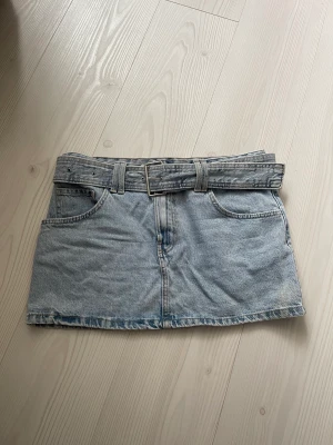 Kort jeanskjol - Jeanskjol från New Yorker, endast använd 1 gång!