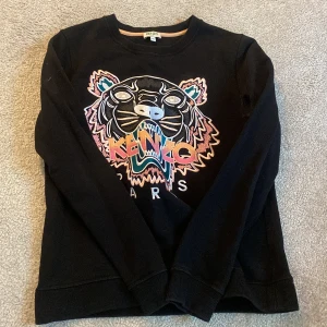 Kenzo tröja  - Säljer en svart kenzo tröja som inte kommer till användning. Den är u storlek M, då de är små i storlekarna🥰