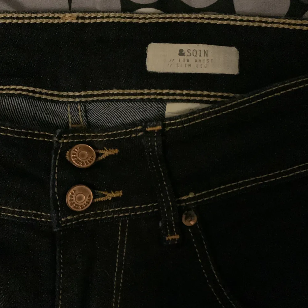 Säljer dessa lågmidjade mörka skinny jeans med assnygga fickor. Säljer för att de inte kommer till användning, dom är i nästan oanvänt skick. Skriv för bilder eller mått! . Jeans & Byxor.