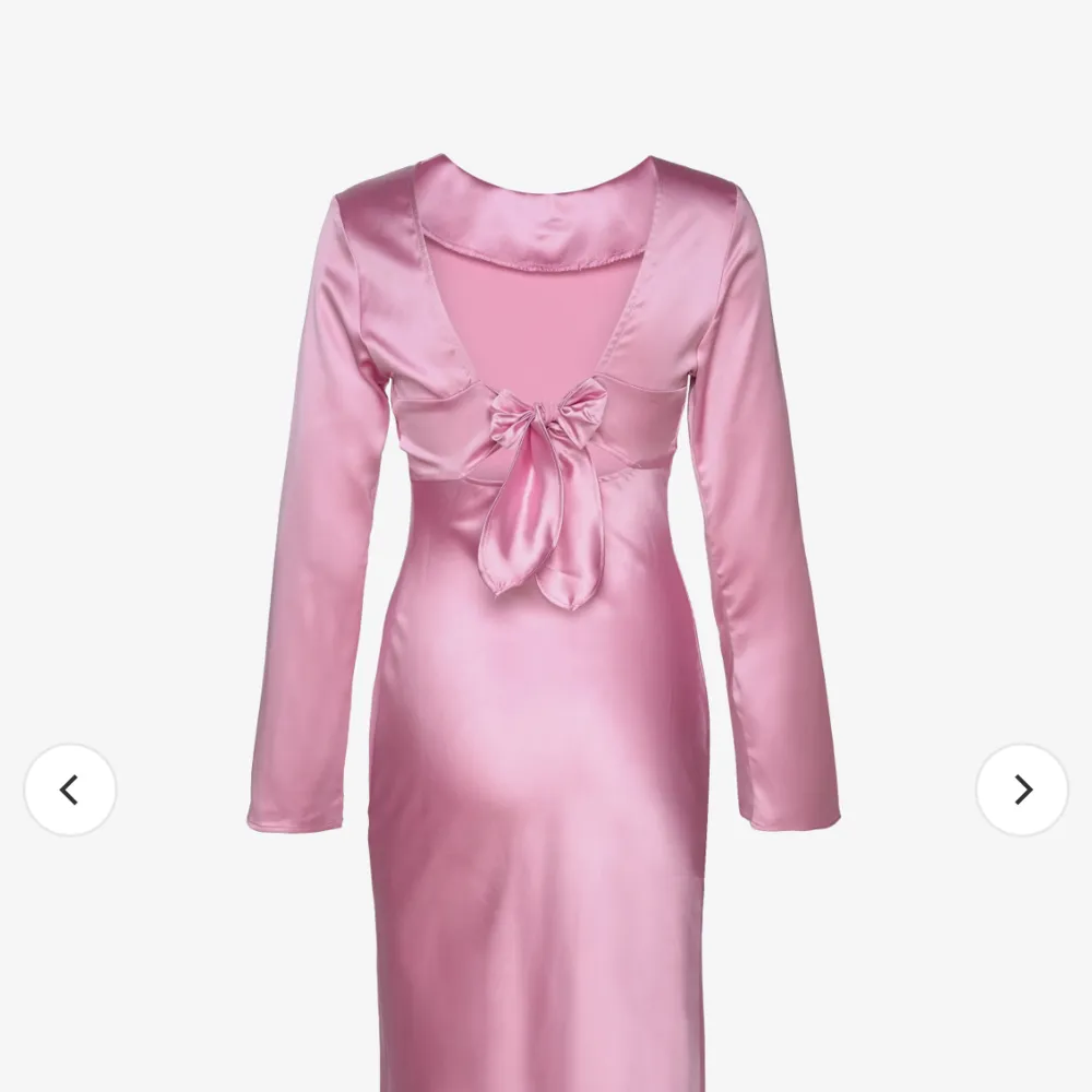 Säljer denna populära slutsålda rosa satin klänning ifrån GinaTricot. Endast testad! Pris kan diskuterad. Klänningar.