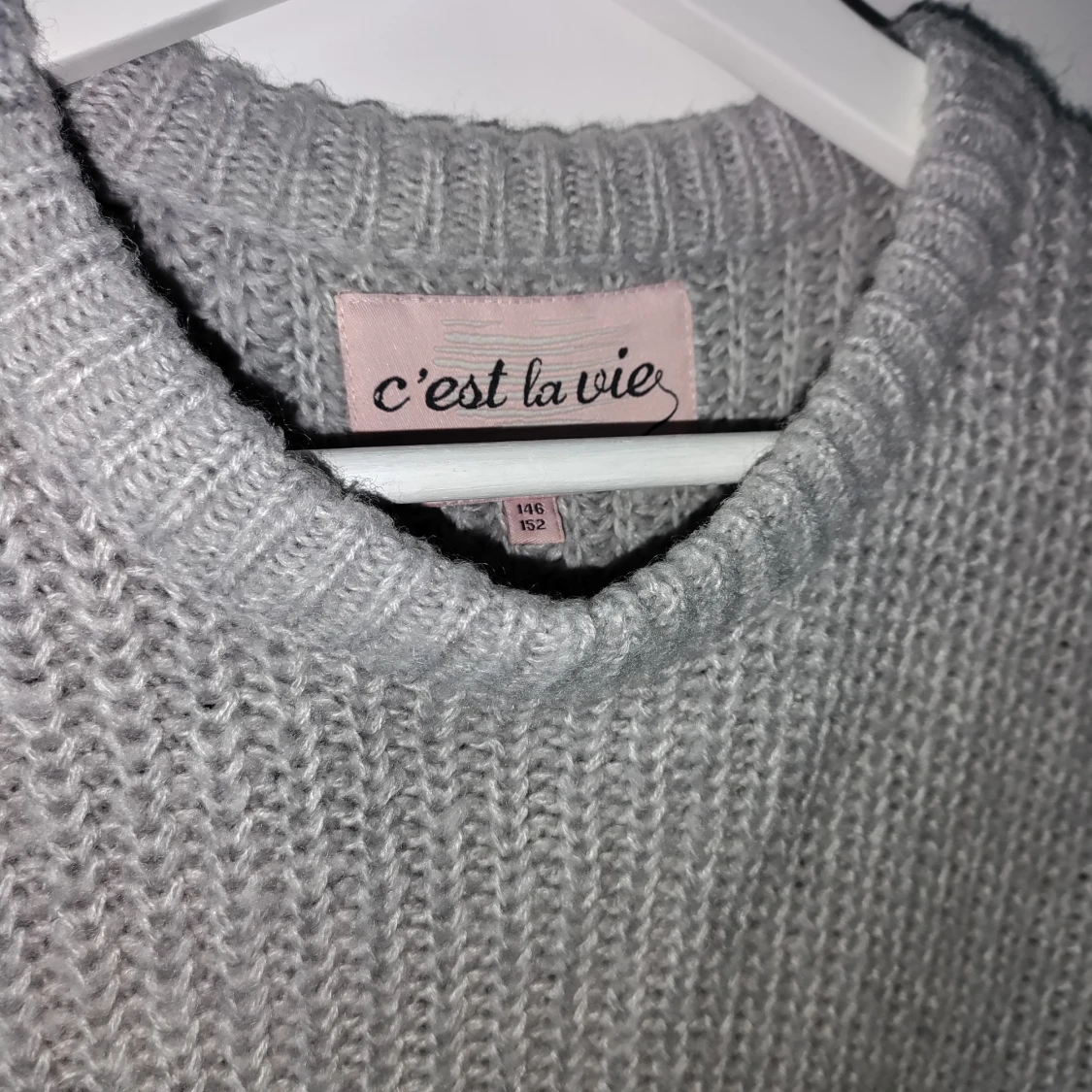 Grå stickad klänning  - 90