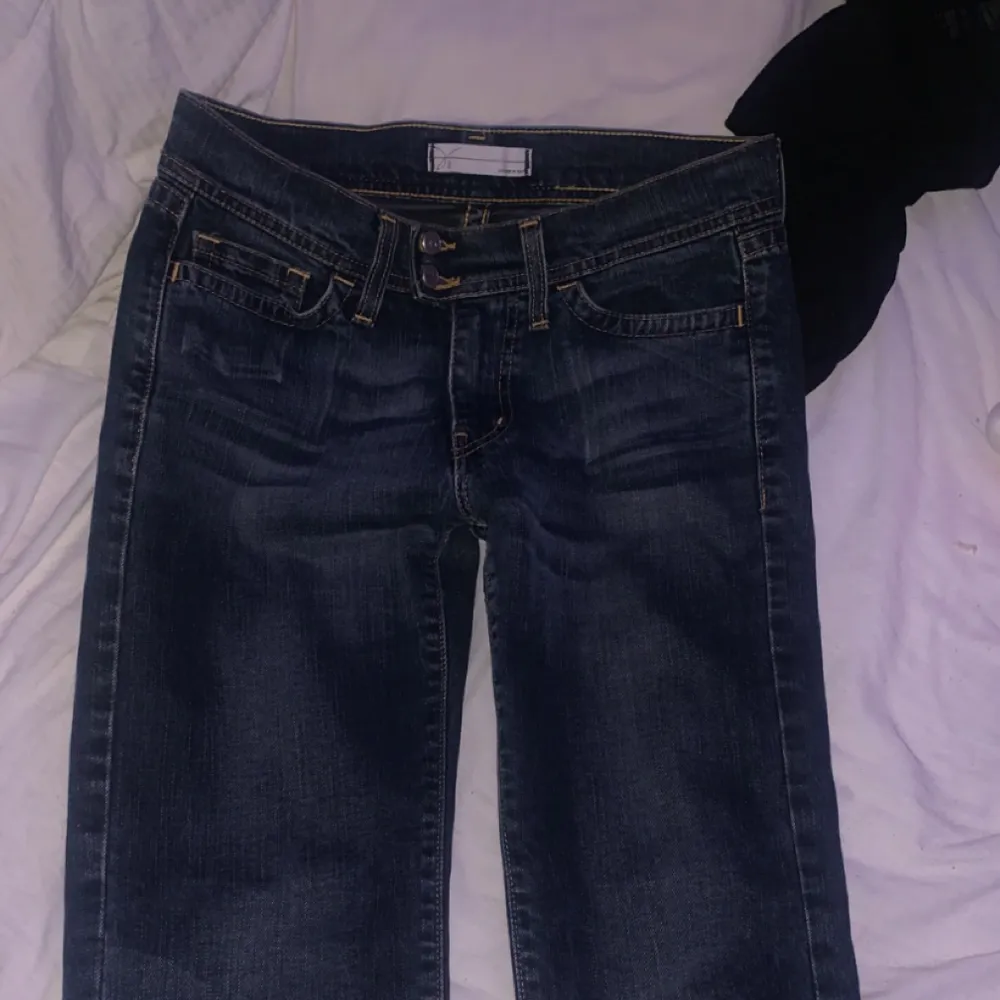 säljer mina jeans som är köpta på plick men har aldrig används eftersom dom var för små för mig. Jag är 168 o dom är lite för korta för mig så skulle säga att dom passar någon som är kanske 165. Dom är storlek XS. Jeans & Byxor.