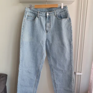 Jeans - Jeans i vidare modell och med hög midja. Kraftigt material som känns slitstarkt. Något små i midjan. Har använts en gång och är därför i nyskick.