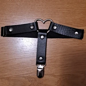 Bensmycke - Fint bensmycke med hjärta. Aldrig använt. Den är ställbar och har gummiband så den passar många. Går att samfrakta. Använd gärna köp nu, kontakta vid frågor eller fler bilder!!<3